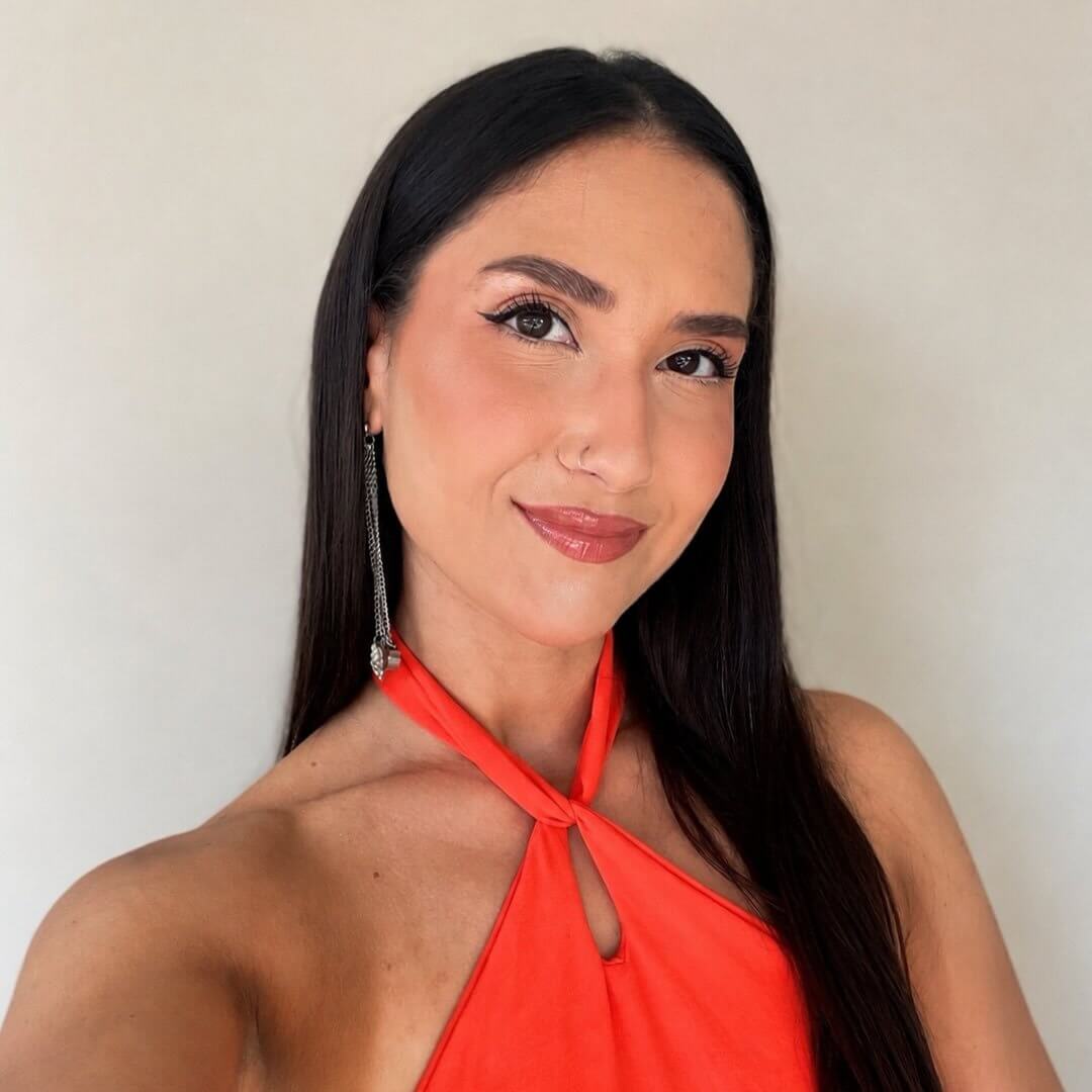 Renata Moraes sorrindo, maquiagem natural e elegante